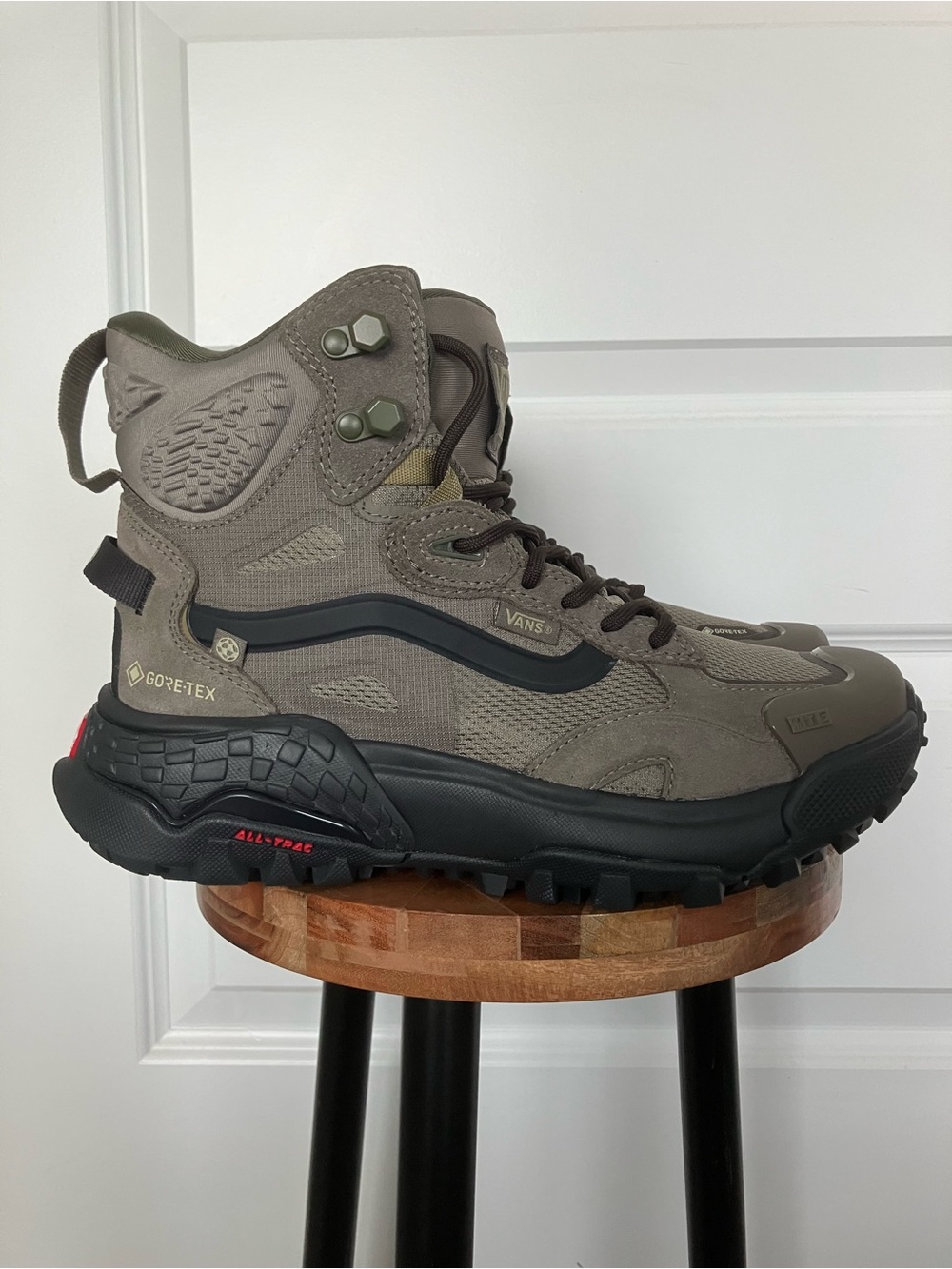 NEW Vans MTE Crestline Goretex Women Size 8 Waterproof Hiking Shoes 2026-830